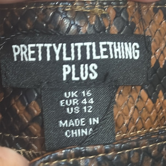 (T3) Pretty LittleThing Brown faux leather wide leg pants with snake print - Picture 7 of 16